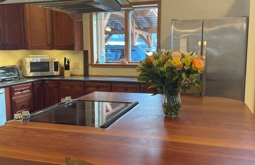 Lake Luzerne House | Spectacular kid friendly home 2 minutes to Luzerne beach, 10min to Lake George!