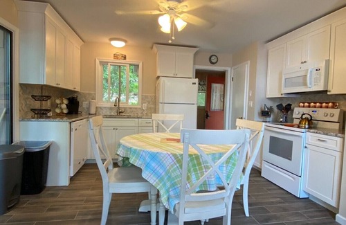 Hamlin House | SPECTACULAR LAKEFRONT HIDEOUT RESORT-A/C- SWIM+ GOLF-KAYAK-ROWBOAT-BEACH