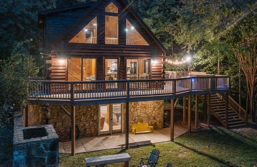 Marion Cabin | Spectacular Log Cabin Home 45 minutes to Asheville