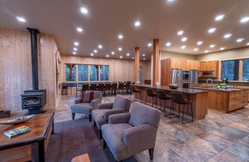 Bend Cabin | Spectacular Luxury Lodge Home w/Hot Tub, Sauna on Private Lake Sleeps 16-20 Bend