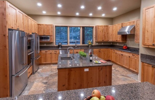 Bend Cabin | Spectacular Luxury Lodge Home w/Hot Tub, Sauna on Private Lake Sleeps 16-20 Bend