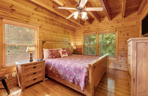 Gatlinburg - Pigeon Forge Cabin | Spectacular mountain views with furnished decks & newly refurbished living space