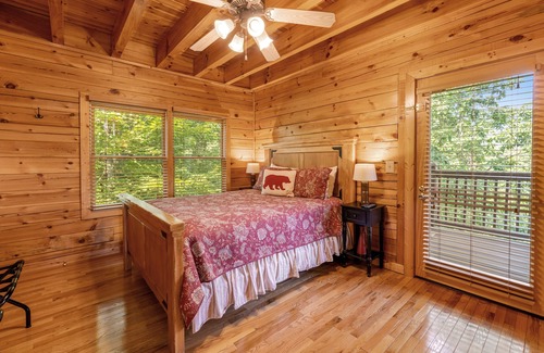 Gatlinburg - Pigeon Forge Cabin | Spectacular mountain views with furnished decks & newly refurbished living space