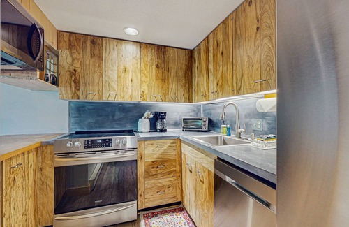 Lincoln Condo | Spectacular Mountain View Condo: Aquatic Facility & Ski Shuttle