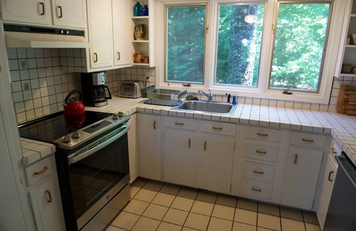 Brevard House | Spectacular panoramic mountain views! 3 king suites, hike, bike, swim, paddle