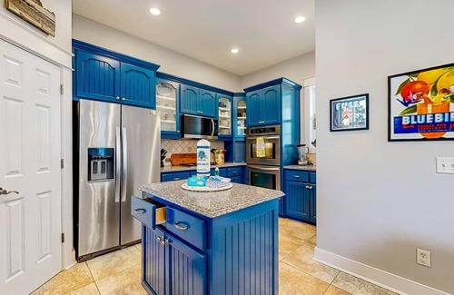 Greenway Park House | Spectacular retreat with furnished balconies & community pool