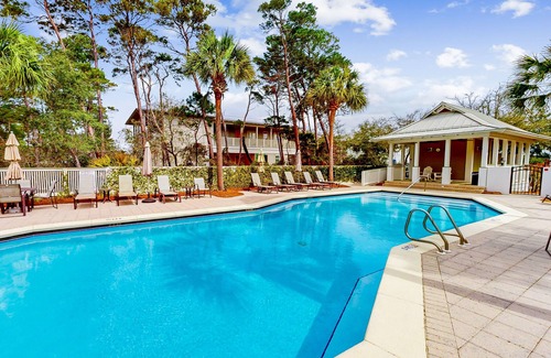 Greenway Park House | Spectacular retreat with furnished balconies & community pool