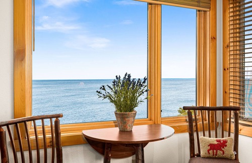 Beaver Bay House | Spectacular Retreat Right On Lake Superior Upscale Beautiful Decor'