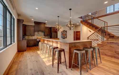 Lincoln Ski Chalet | Spectacular Ski In Hideaway Hot Tub - Views - Bbq