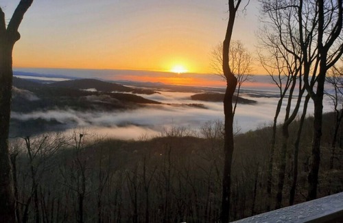 Big Canoe House | Spectacular Spacious Big Canoe Mountain Retreat with Amazing Views and Hot tub