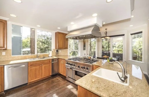 Emerald Hills House | Spectacular Valley Views 6-bedroom house with WiFi, AC in charming Emerald Hills
