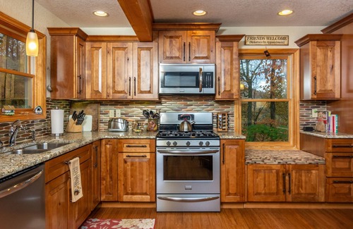 Spruce Pine Cabin | Spectacular Views from luxurious home near BRP and 30 min to Lake James
