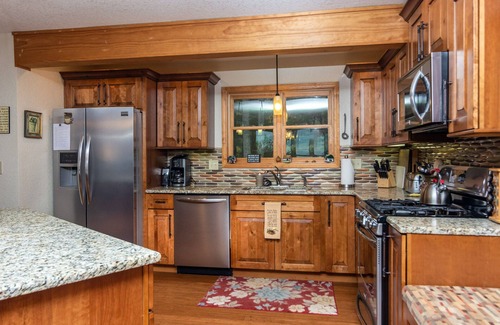 Spruce Pine Cabin | Spectacular Views from luxurious home near BRP and 30 min to Lake James