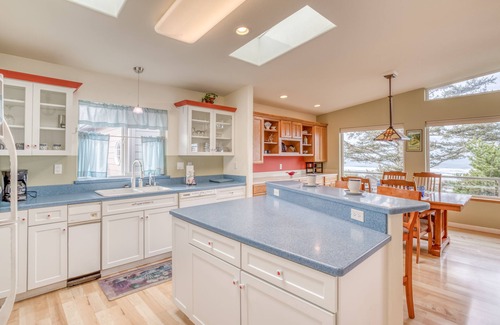 Bayshore House | Spectacular Views of Waldport Beach from This Artful Single-Level