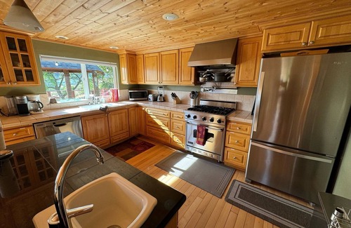 Manson House | Spectacular Views on 4 Acre Family Oasis Among Vineyards and Orchards