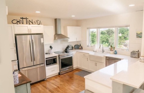 Northside House | Spectacular Views ~ Walk to Riverfront!