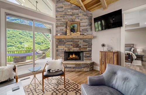 Chimney Rock House | Spectacular Waterfall Views! Chimney Rock Cottage - EV Charger