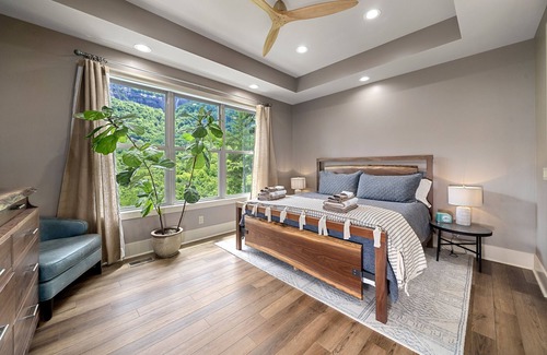 Chimney Rock House | Spectacular Waterfall Views! Chimney Rock Cottage - EV Charger