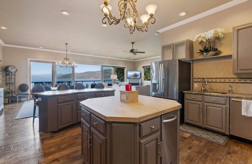 Sandpoint House | Spectacular Waterfront Getaway