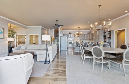 Sandpoint House | Spectacular Waterfront Getaway