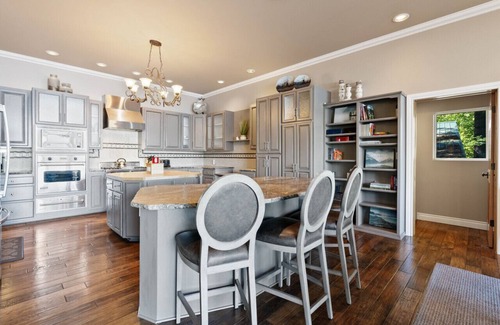 Sandpoint House | Spectacular Waterfront Getaway