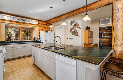 Alta Sierra Cabin | Spectacular West Coast Cabin: Bike, Hike & Ski!