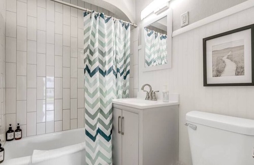 Midway House | Spectacular Zenful 4BR Home/Free WiFi/Location!