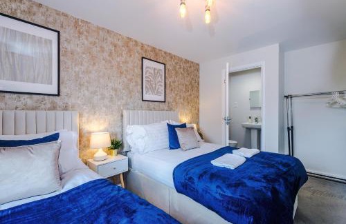 Speke House | Speke - Walk 2 JLR Halewood Airport - 5 Beds, Driveway fits 2 - 3 Bedrooms 3 WC-Speke Boulevard-South Liverpool-Sleeps 9 - Fully Equipped- Docks- Waterfront Bank Arena Liverpool by Arz Stays