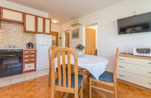 Banj Apartment | Spend a wonderful time in this cozy vacation apartment with private garden by the sea.