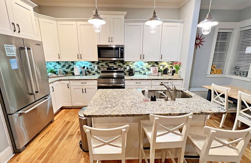 Lakeside at Blue Mountain Beach House | Spend fall at the Beach- 2 Primary Suites- Close to restaurants & shopping