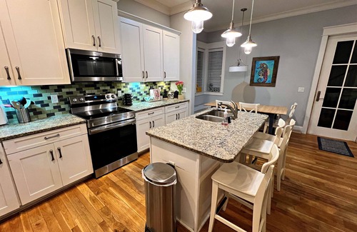Lakeside at Blue Mountain Beach House | Spend fall at the Beach- 2 Primary Suites- Close to restaurants & shopping