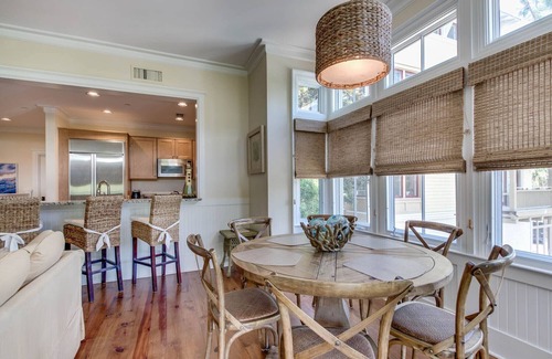 Beach District Condo | Spend Fall by the Beach! Beachside! Close to it all! Screened-in Porch!