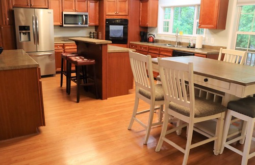 Eatonton House | Spend Lake Daze at Lake Sinclair retreat w/renovated basement and private dock!