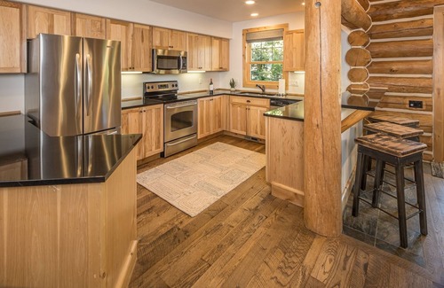 Powder Ridge Cabin | Spend the Holidays in Big Sky! Ski-in, Ski-out Mountain Cabin with Hot Tub!
