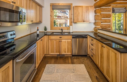 Powder Ridge Cabin | Spend the Holidays in Big Sky! Ski-in, Ski-out Mountain Cabin with Hot Tub!