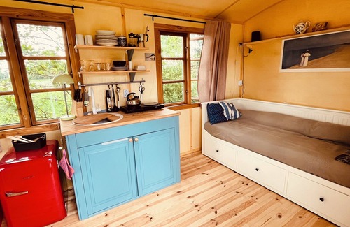Oetzen Cabin | Spend the night in a beautiful circus wagon on the sheep pasture