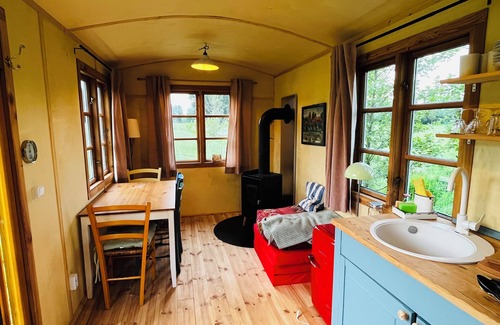 Oetzen Cabin | Spend the night in a beautiful circus wagon on the sheep pasture