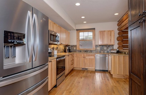 Powder Ridge Cabin | Spend Winter in Big Sky! Ski-in, Ski-out 4 Bedroom Cabin with Private Hot Tub