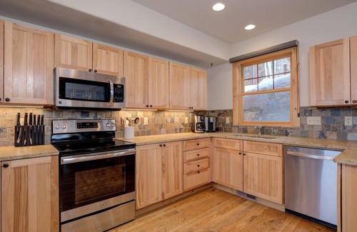 Powder Ridge Cabin | Spend Winter in Big Sky! Ski-in, Ski-out 4 Bedroom Cabin with Private Hot Tub