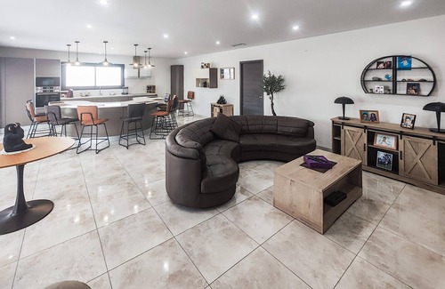 Caux House | Spend your next holiday in this modern holiday home in the south of France.