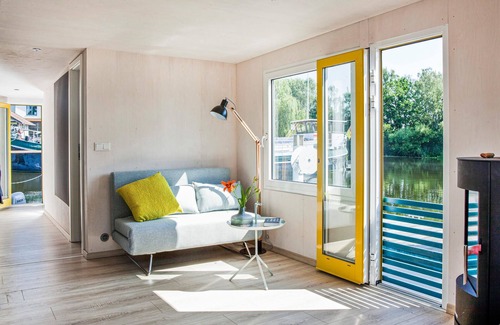 Havelsee Boat Rental | Spend your vacation differently - on this modern and colorful houseboat you can relax in the middle