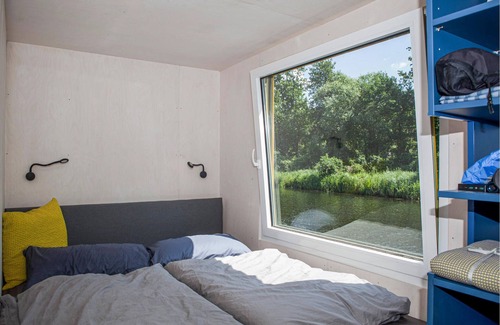 Havelsee Boat Rental | Spend your vacation differently - on this modern and colorful houseboat you can relax in the middle
