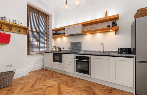 Tenby Apartment | Spinnaker - Close to Town Sea Views