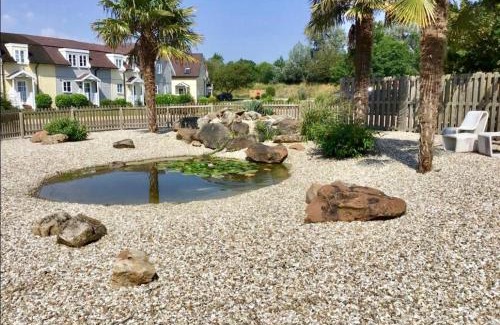 South Cerney Cabin | Spinnaker Lodge · Cotswolds Lakeside Home