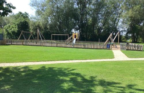 South Cerney Cabin | Spinnaker Lodge · Cotswolds Lakeside Home