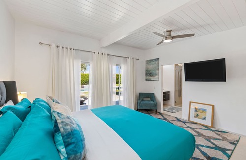 Sunmor House | Splash Plaimor - Huge Backyard- Entertainer’s kitchen