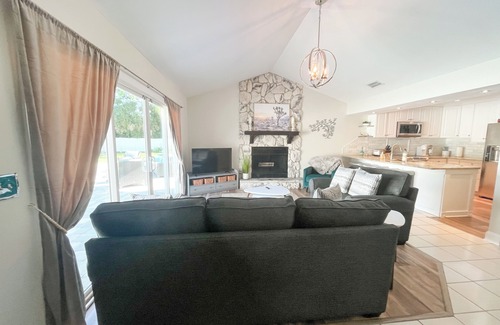 Southside House | ~Splash Star Sleeps 8 Heated Pool & Shade~
