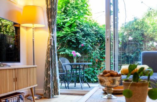 Hammersmith and Fulham Apartment | Splendid 2BR wprivate gdn, Fulham