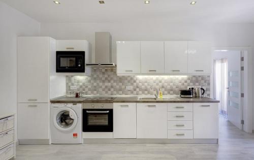 Tower Road Apartment | Splendid Apartment, Steps Away from the Sea