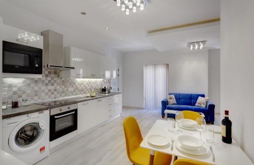 Tower Road Apartment | Splendid Apartment, Steps Away from the Sea